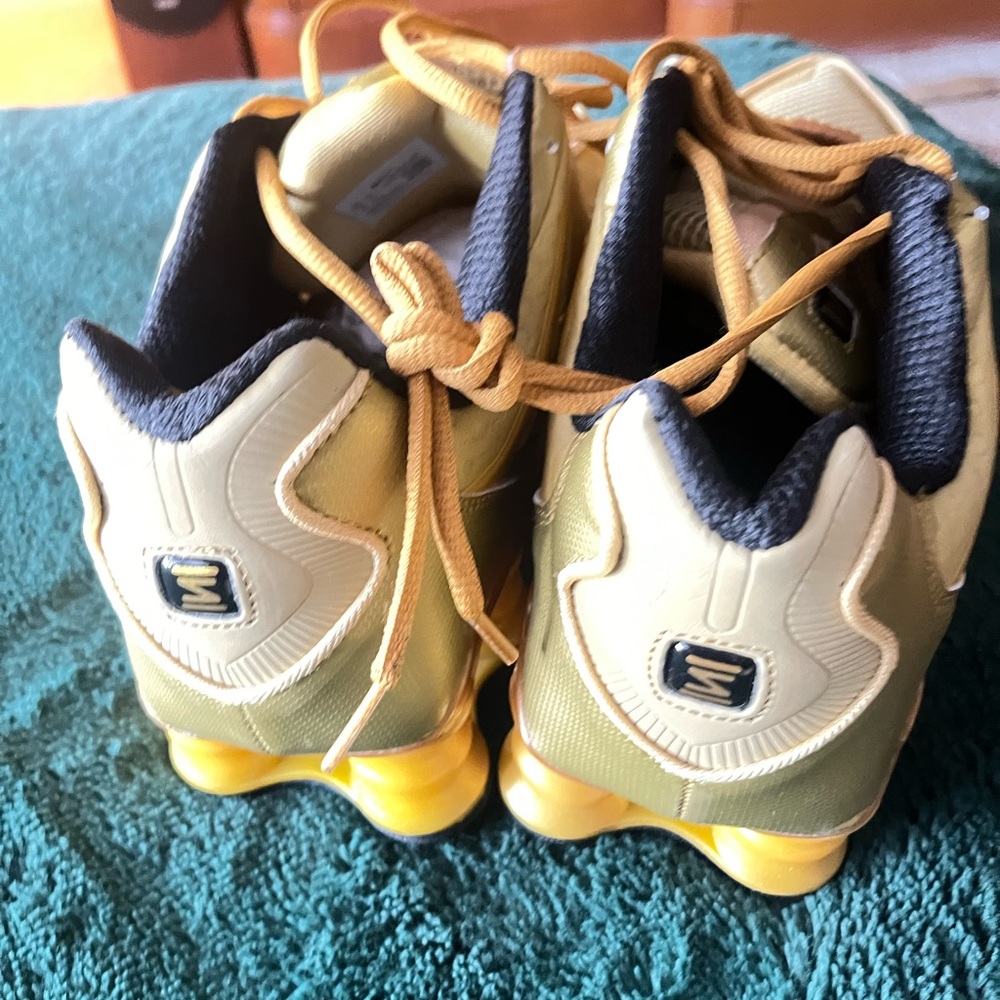 New Nike Men’s Gold/Yellow Shox Running Shoe size 9.5. Beautiful! - Picture 6 of 7